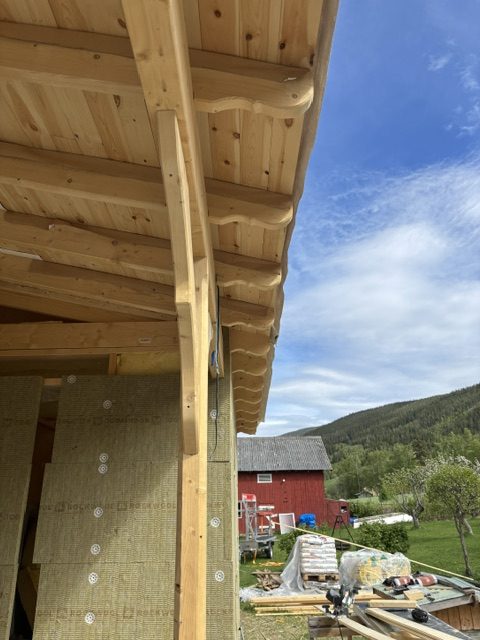 Nytt takutstikk i furu med utskårne knekter under svalgang